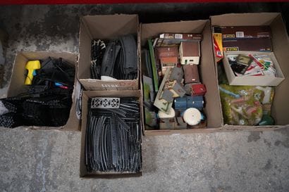 Réunion de jouets ; balles et raquettes ;...