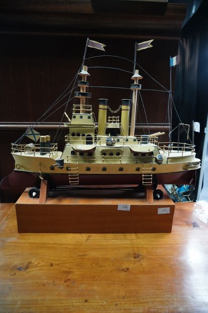 Maquette de bateau en tôle peinte. En l'...