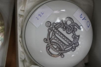 CHRISTIAN DIOR, bonbonnière en porcelaine...