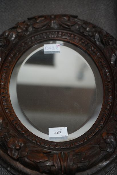 Miroir ovale dans un encadrement en bois...