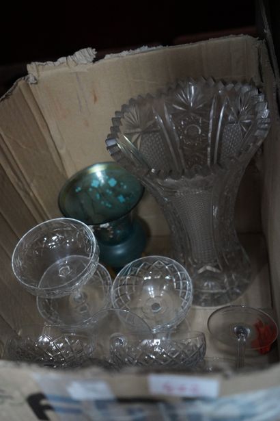 Réunion de vases et verres en verre, vaisselle...