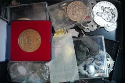 Réunion de pièces et médailles diverses dont...