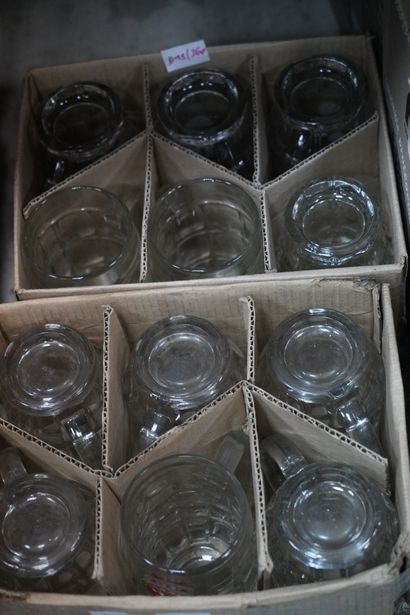 Réunion de 12 chopes en verre Lutzig (6)...