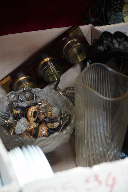 Réunion de vases en verre et verrerie diverse,...