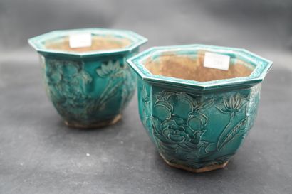 CHINE. Paire de cache-pots en céramique à...