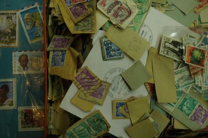Réunion de timbres dont : Burkina Faso, France,...