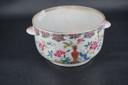 CHINE, XVIIIe. Jatte en porcelaine à décor...