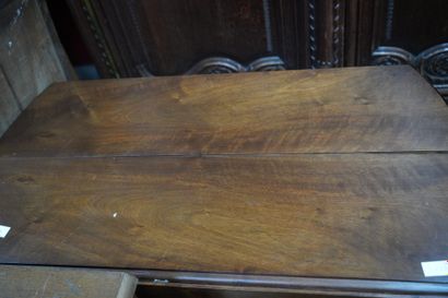 Réunion de mobilier en bois naturel comprenant...