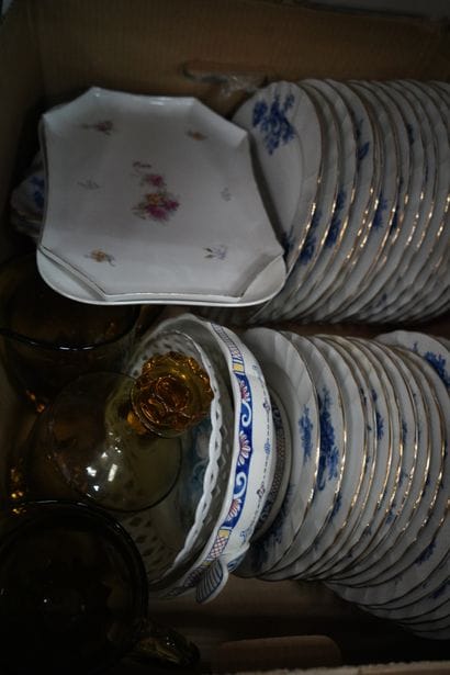 LIMOGES, partie de service de table en porcelaine...
