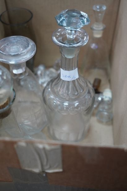 Lot de verrerie comprenant : 5 carafes dont...