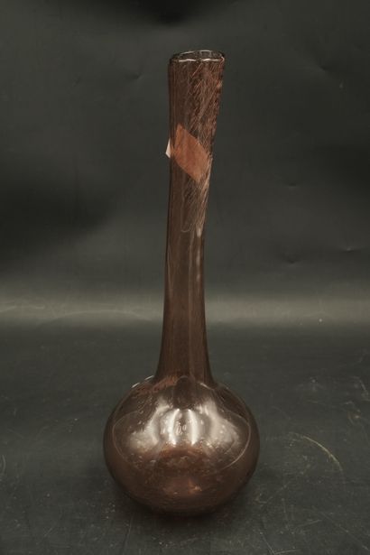 BIOT. Vase soliflore en verre soufflé et...
