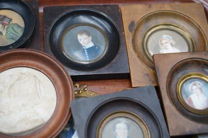 Réunion de miniatures de techniques diverses...