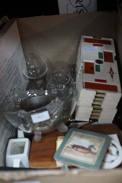 Réunion de jouets, poupées, bateau, dentelle,...