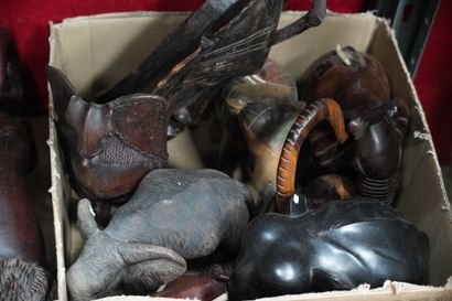 Réunion de sculptures animalière en bois...