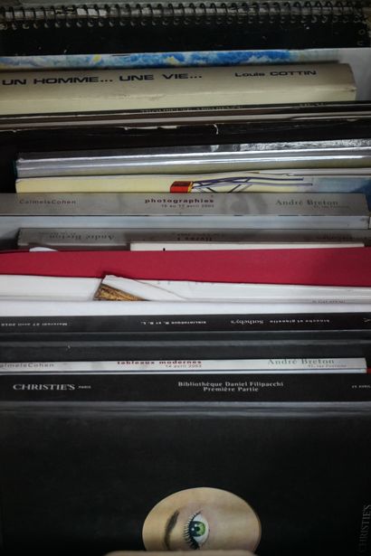 Réunion de catalogues de vente et livres...
