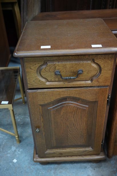 Réunion de mobilier en bois naturel comprenant...