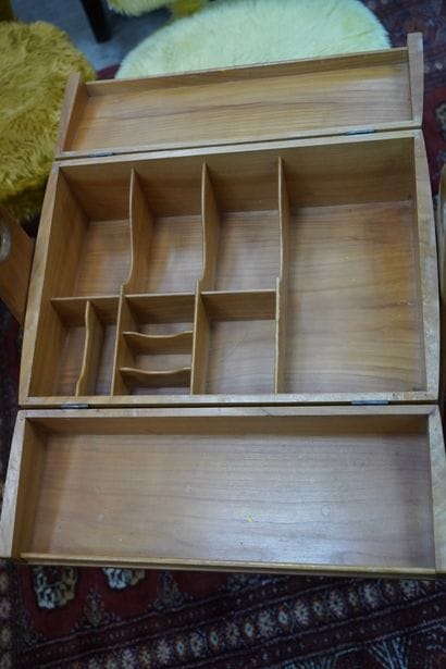 Table travailleuse en bois blond ouvrant...