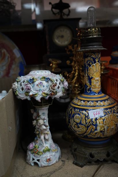 Réunion de lampe à pétrole ; theière ; verseuse...