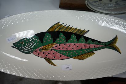 GIEN. Plat à poisson, modèle Baie d'Along,...