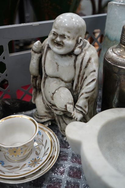 Mortier en albâtre ; deux statuettes en céramique...