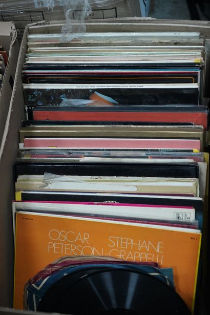 Réunion de disques vinyles. Deux cartons....