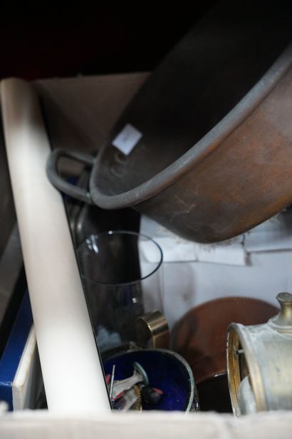 Réunion de jouets, poupées, bateau, dentelle,...