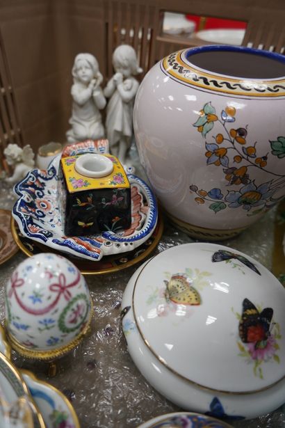 Réunion de boites et coupes en porcelaine...