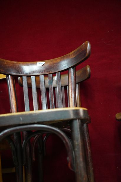 MUNDUS
Paire de chaises en bois courbé. Une...