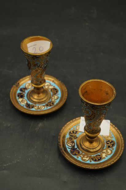 Paire de flambeaux en bronze à décor en émaux...