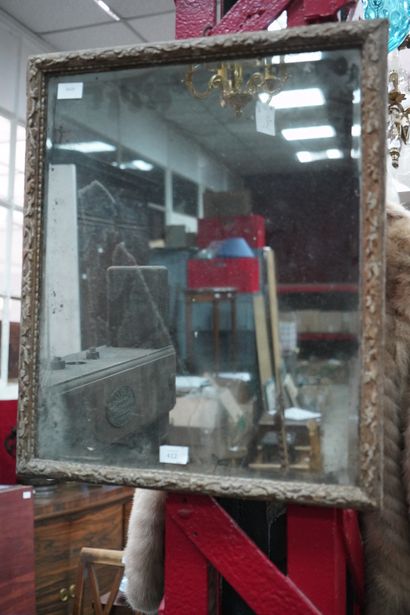 Miroir en bois sculpté de rinceaux, acci...