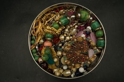 Réunion de bijoux fantaisie. Une boîte, en...