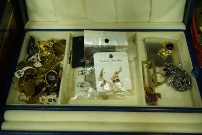 Réunion de bijoux fantaisie sur le thème...