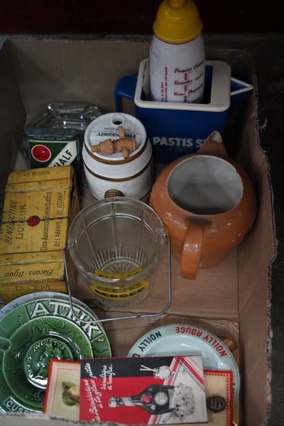 Réunion d'objets publicitaires dont : cendriers...