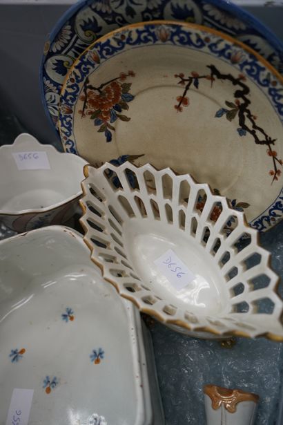 GIEN, plateau octogonal en faïence à décor...