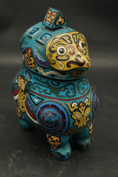 CHINE Xxe. Boite couverte en émaux cloisonnés...