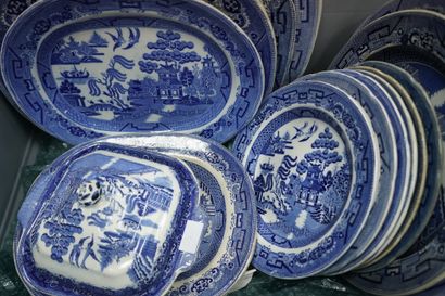 ANGLETERRE, partie de service de table dépareillé...