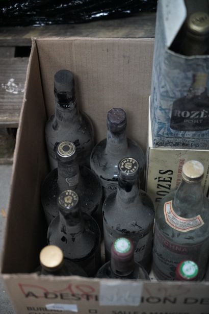 Réunion de spiritieux dont : Vodka Stolichna,...