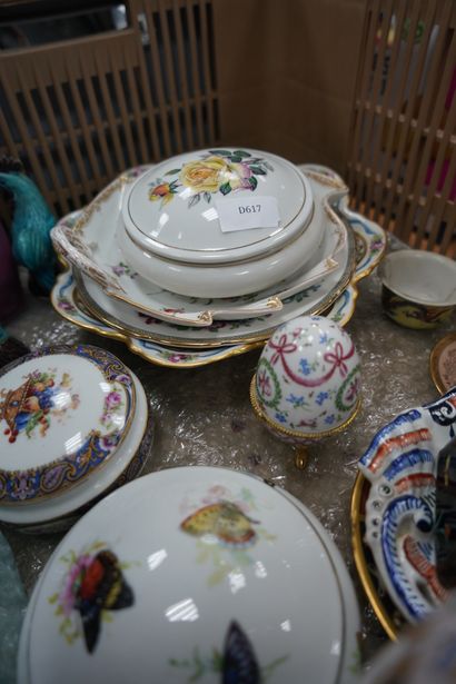 Réunion de boites et coupes en porcelaine...