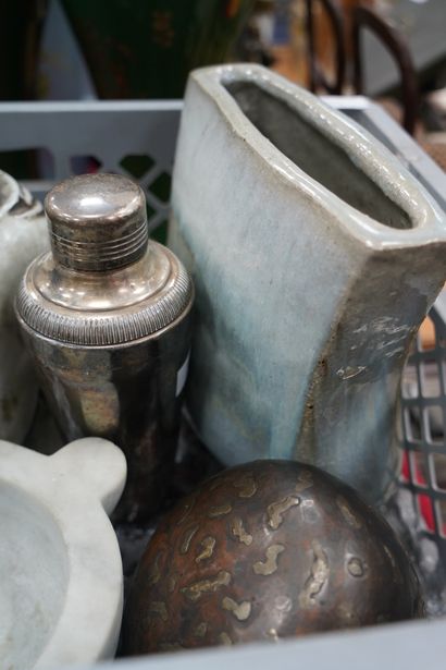 Mortier en albâtre ; deux statuettes en céramique...