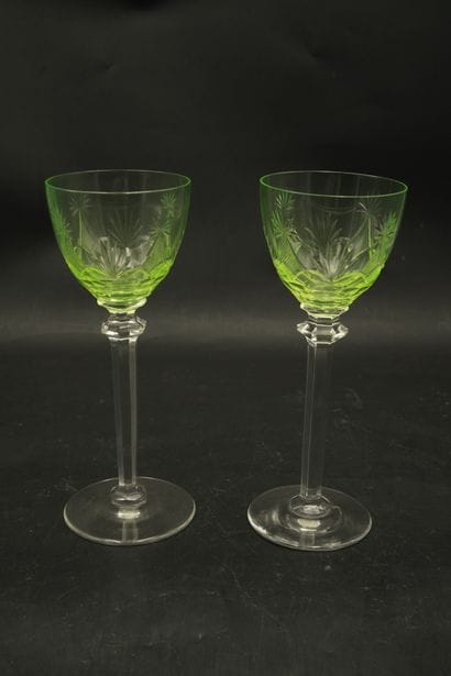 Suite de dix verres à pied en ouraline, à...