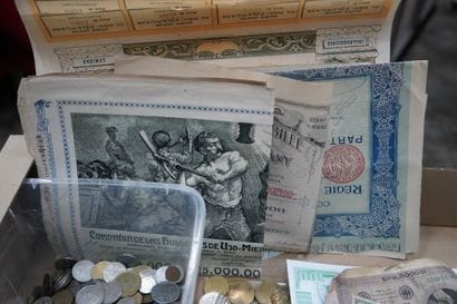 Réunion de billets, pièces de monnaie, actions....