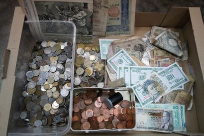 Réunion de billets, pièces de monnaie, actions....