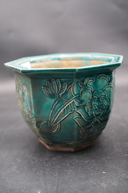 CHINE. Paire de cache-pots en céramique à...