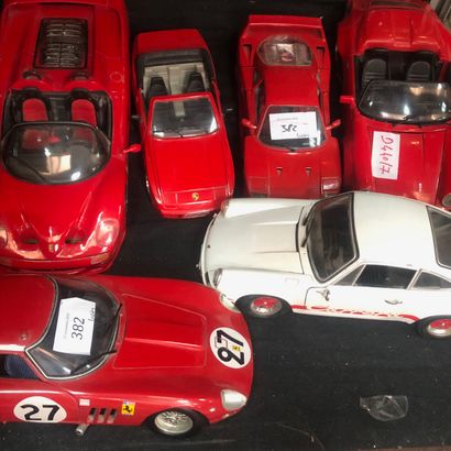 Réunion de six automobiles miniatures, comprenant...