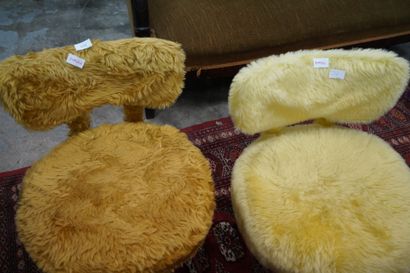 Deux chaises basses, le piétement en métal...
