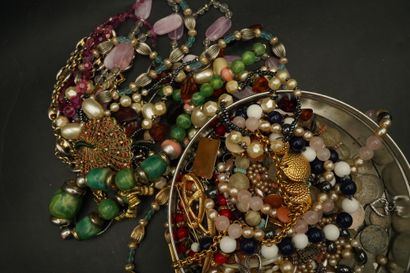 Réunion de bijoux fantaisie. Une boîte, en...