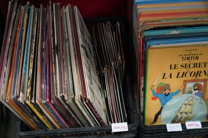 Réunion de BD dont Tintin et disques vinyle....