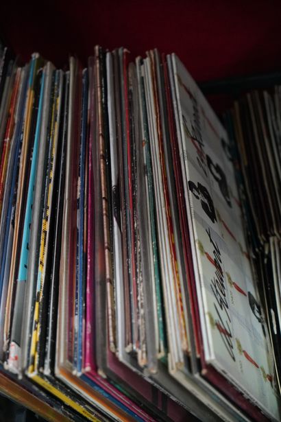 Réunion de BD dont Tintin et disques vinyle....