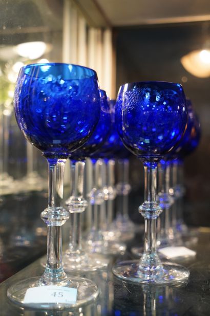 SAINT LOUIS, suite de neuf verres à pied...
