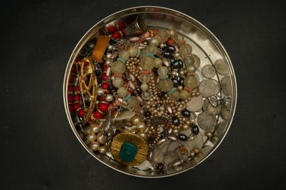 Réunion de bijoux fantaisie. Une boîte, en...